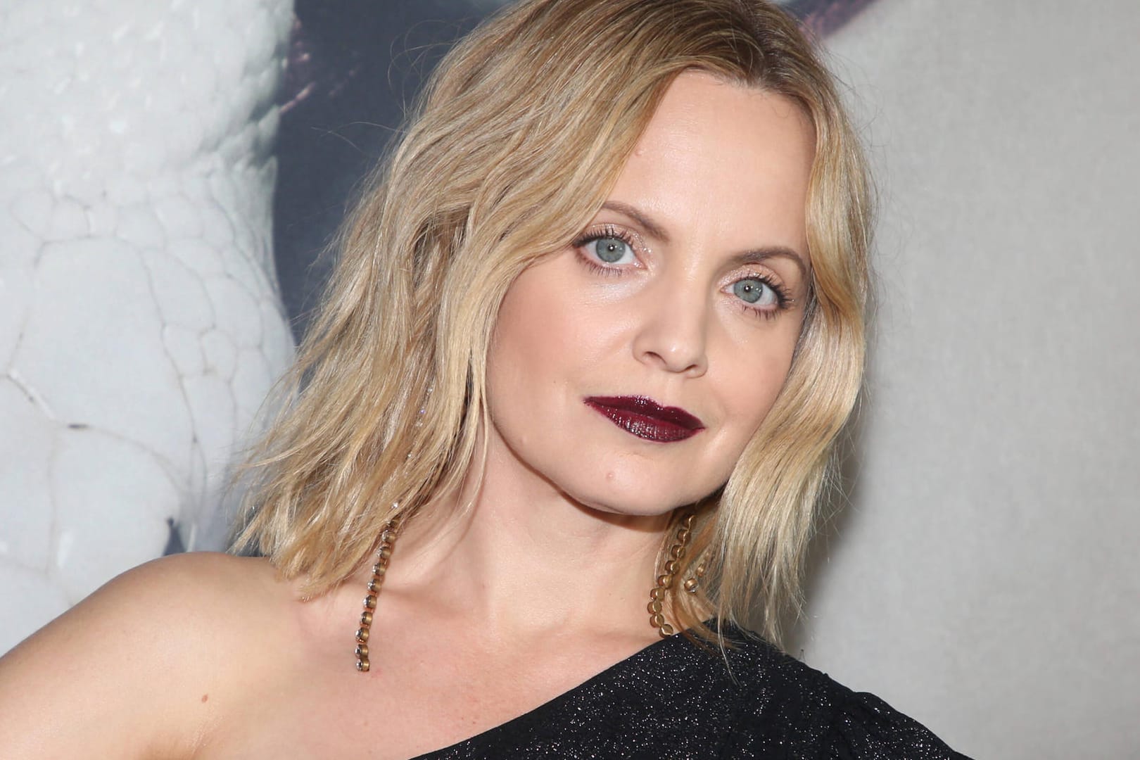 Mena Suvari: Die Schauspielerin wird mit 42 erstmals Mutter.