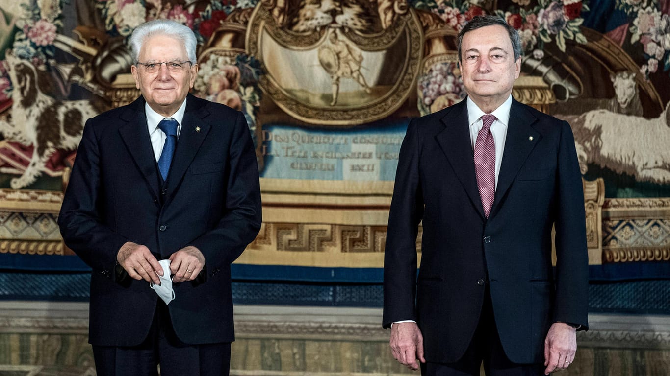 Italiens Präsident Sergio Mattarella (l) und der neue Premier Mario Draghi: Draghi und sein Kabinett sind nun offiziell vereidigt.