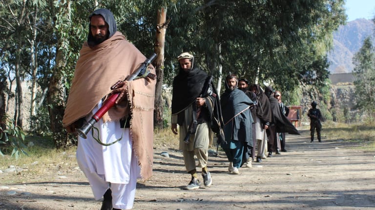 Ex-Taliban bei einer Waffenübergabe im Januar: In Afghanistan sollen mehr als zwei Dutzend Extremisten durch die Detonation einer Bombe getötet worden sein.