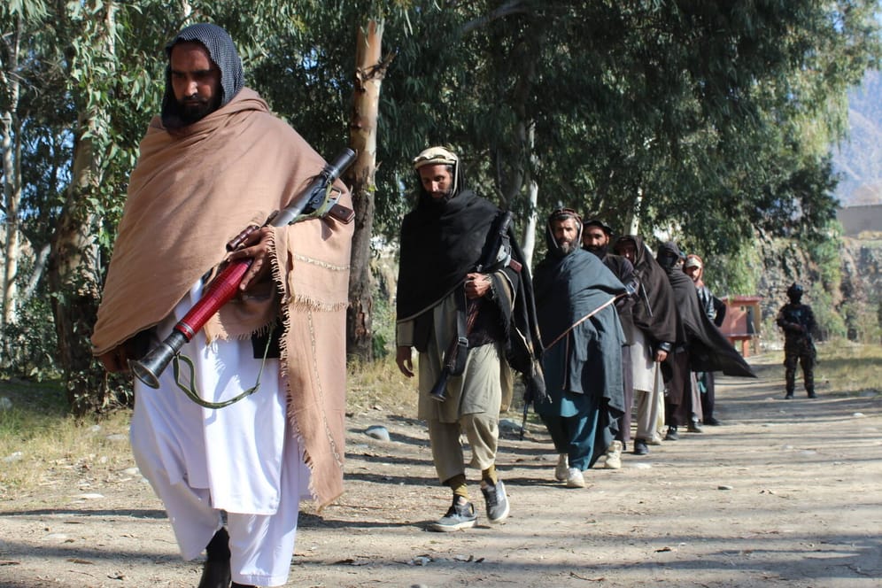 Ex-Taliban bei einer Waffenübergabe im Januar: In Afghanistan sollen mehr als zwei Dutzend Extremisten durch die Detonation einer Bombe getötet worden sein.