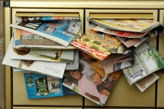 Werbung im Briefkasten (Symbolbild): Das Saarland erlässt ein Werbeverbot für Aktionsware.