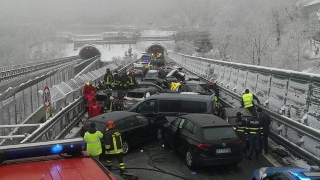 Chaos auf der A32: Mehrere Fahrzeuge stehen an der Unfallstelle. Chaos auf der A32: Mehrere Fahrzeuge stehen an der Unfallstelle.