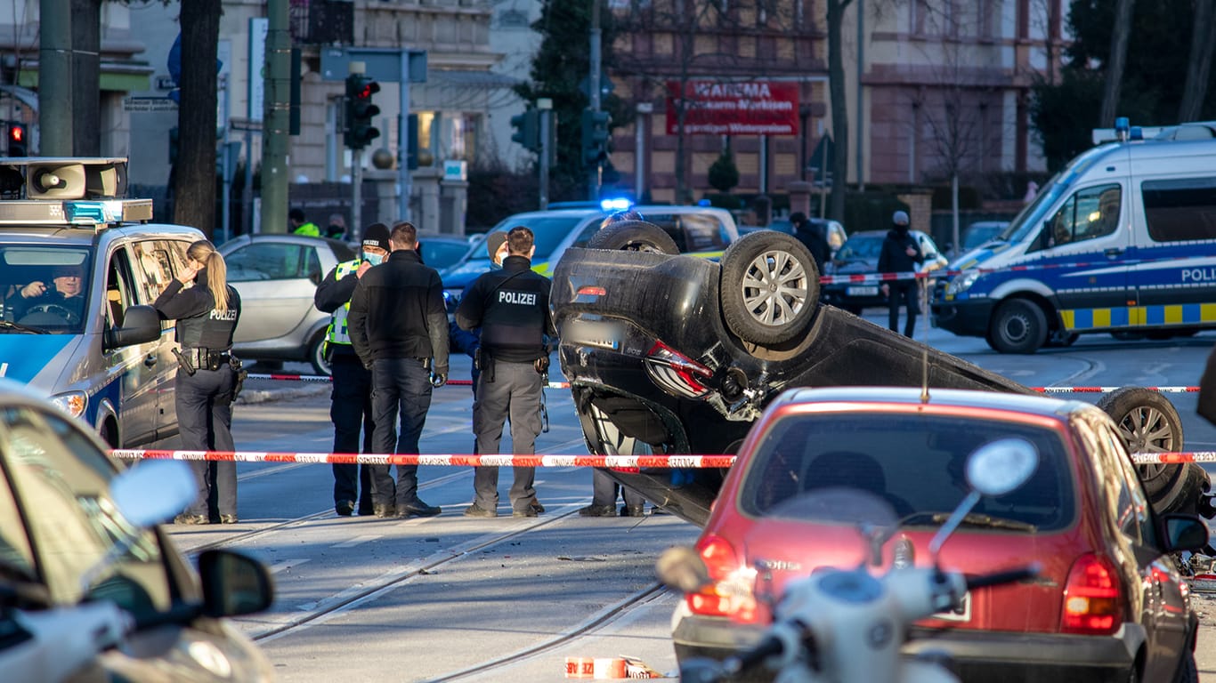 Polizisten stehen an der Unfallstelle: Ein Autofahrer ist am Samstag in Frankfurt in Passanten gefahren. Zwei Menschen starben.