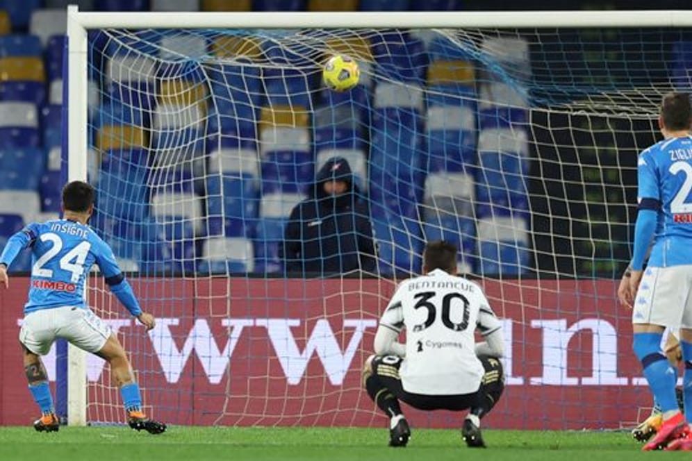 Neapels Lorenzo Insigne (l) erzielte beim SSC-Sieg gegen Juventus das Tor des Tages.