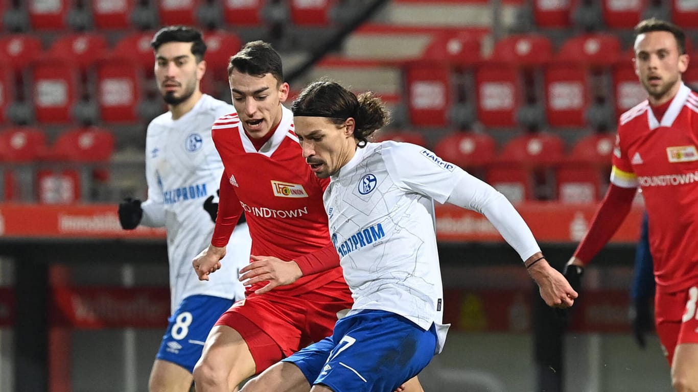 Schalkes Benjamin Stambouli wird von Unions Petar Musa verfolgt: Umkämpftes Remis in Berlin.