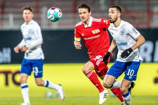 Zwischen Berlins Christian Gentner (l) und Schalkes Nabil Bentaleb gab es keinen Sieger.