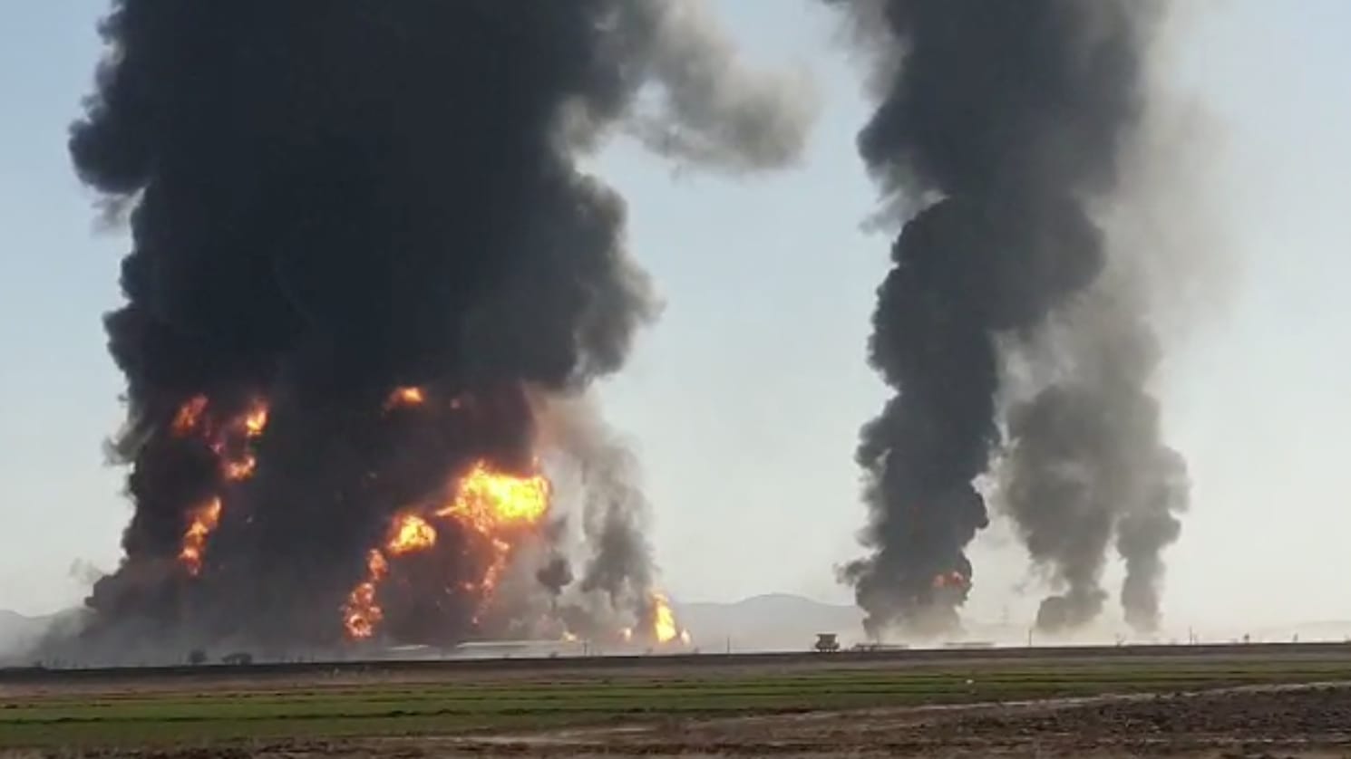 Riesige Rauchwolken steigen an der Unfallstelle bei Herat empor. Mehrere Hundert Gastanklaster sind in Flammen geraten. Riesige Rauchwolken steigen an der Unfallstelle bei Herat empor. Mehrere Hundert Gastanklaster sind in Flammen geraten.
