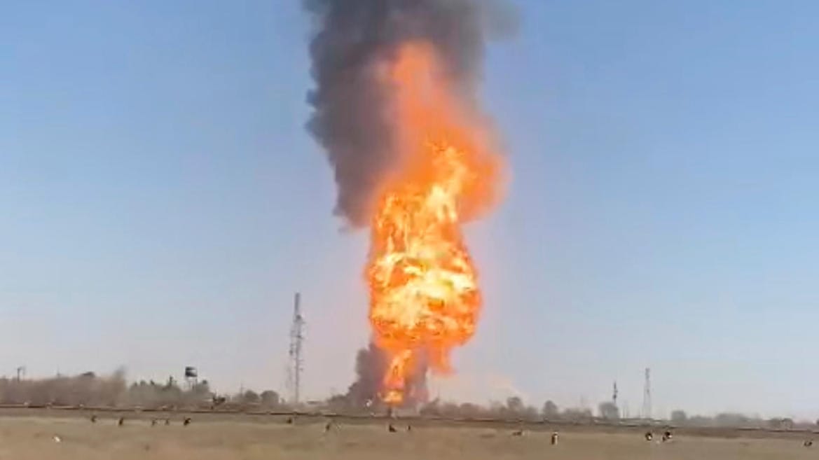 Flammen steigen von Gastankwagen in der Provinz Herat auf. In einer Grenzstadt im Westen Afghanistans sind Hunderte Lkw einem Flammeninferno zum Opfer gefallen.