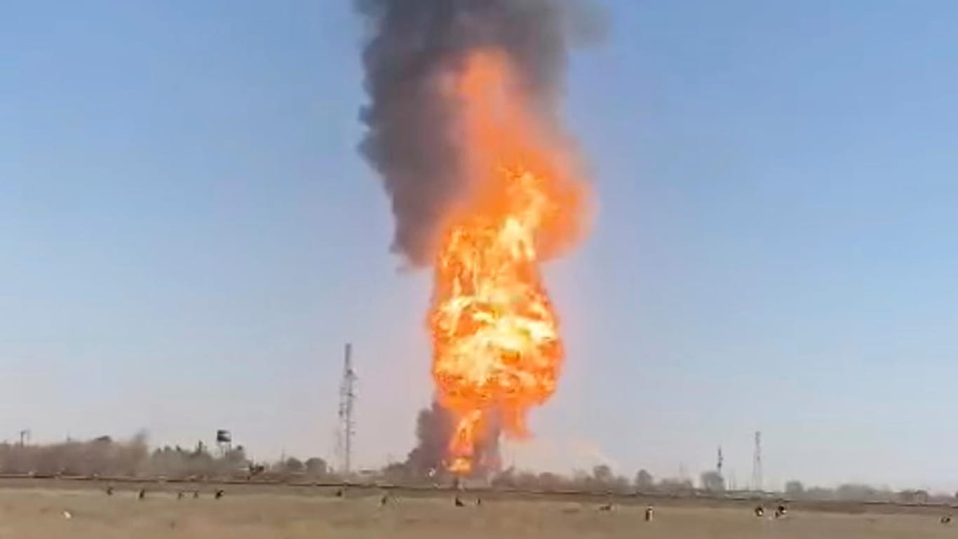 Flammen steigen von Gastankwagen in der Provinz Herat auf. In einer Grenzstadt im Westen Afghanistans sind Hunderte Lkw einem Flammeninferno zum Opfer gefallen.