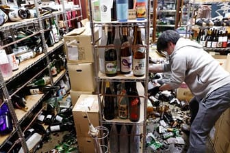 Die Region ist nicht zum ersten Mal betroffen (Archivbild): Der Inhaber eines Spirituosengeschäfts räumt nach einem starken Erdbeben in seinem Geschäft auf.