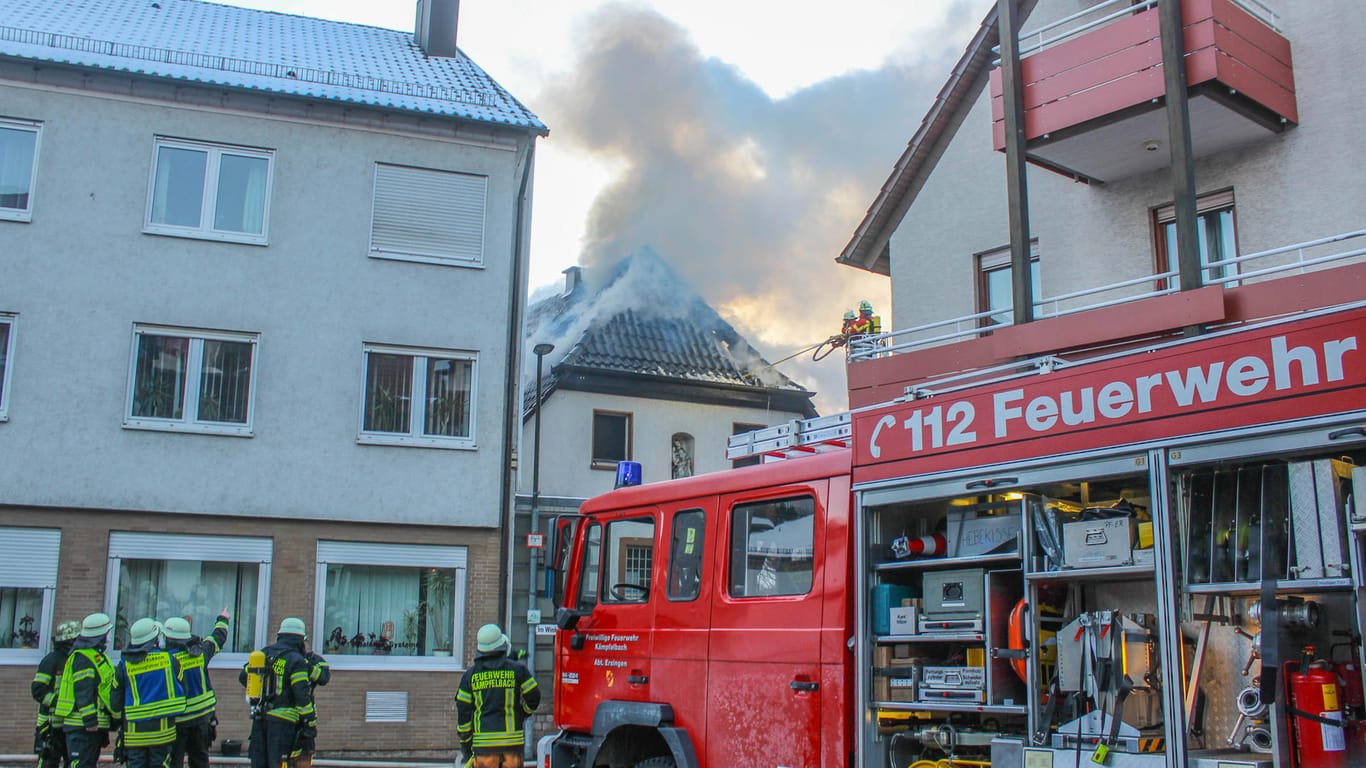 Einsatzkräfte der Feuerwehr löschen einen Brand in einem Wohnhaus. Ein Hausbesitzer in Baden-Württemberg hat seine eingefrorene Wasserleitung mit einem Fön auftauen wollen.