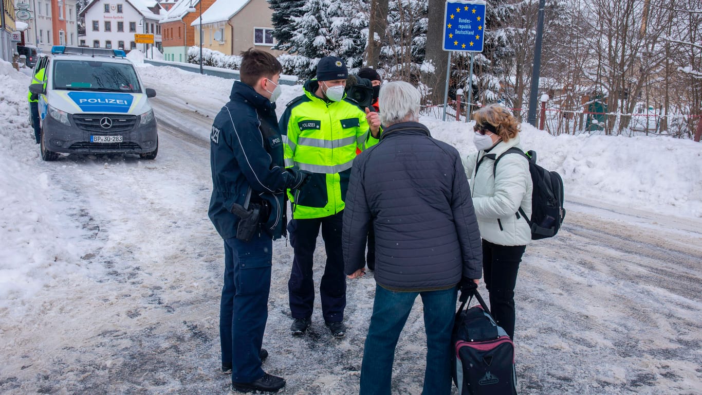 Die Bundespolizei kontrolliert an der deutsch-tschechischen Grenze am Grenzübergang in Bärenstein. Ab Sonntag treten schärfere Corona-Einreiseregeln an der Grenze zu Tschechien in Kraft.