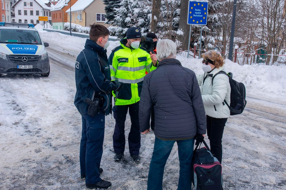 Die Bundespolizei kontrolliert an der deutsch-tschechischen Grenze am Grenzübergang in Bärenstein. Ab Sonntag treten schärfere Corona-Einreiseregeln an der Grenze zu Tschechien in Kraft.
