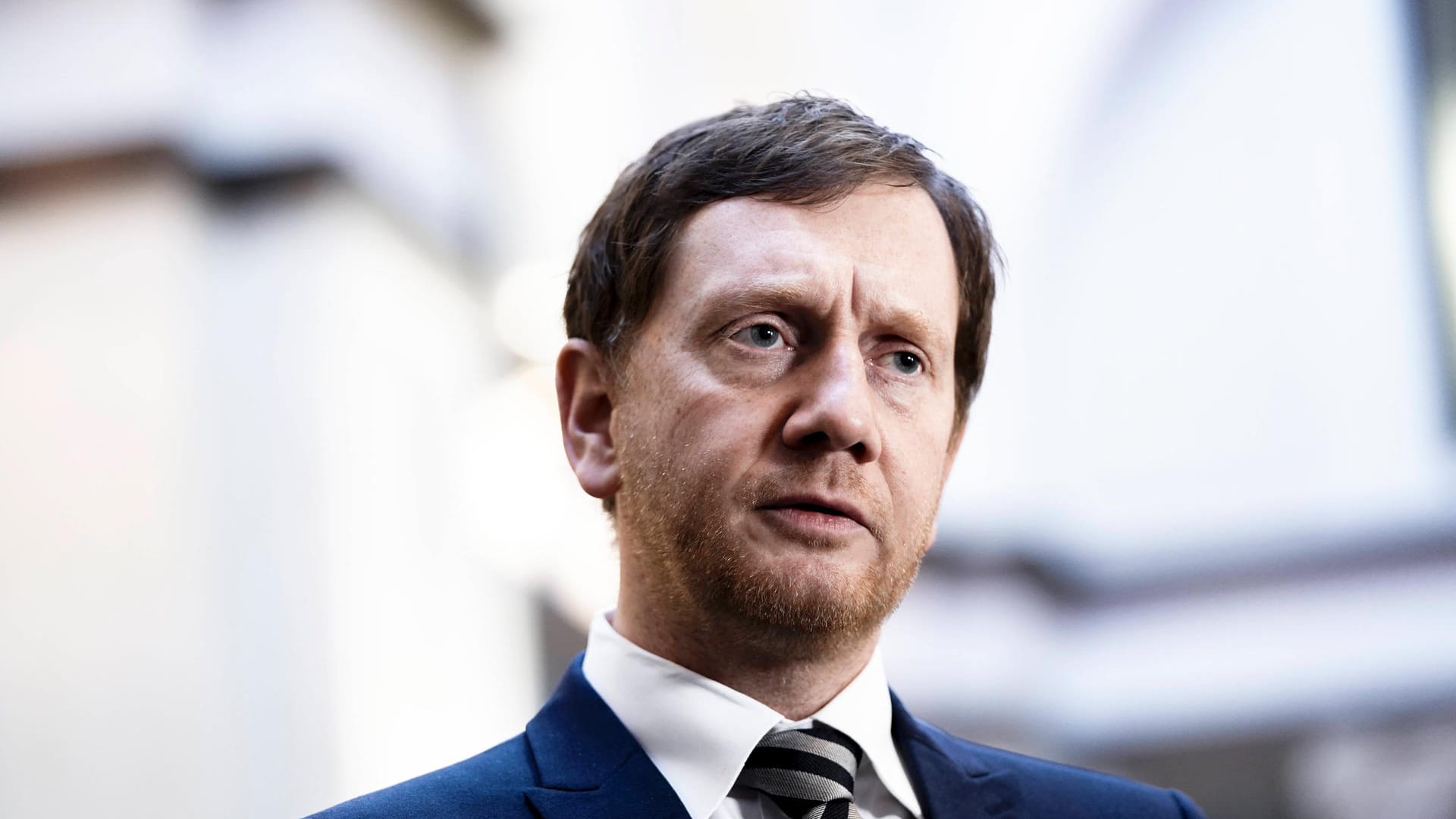Sachsens Ministerpräsident Michael Kretschmer bei einem Interview (Archivbild). Der Politiker warnt vor Reiseverkehr in den Osterferien.
