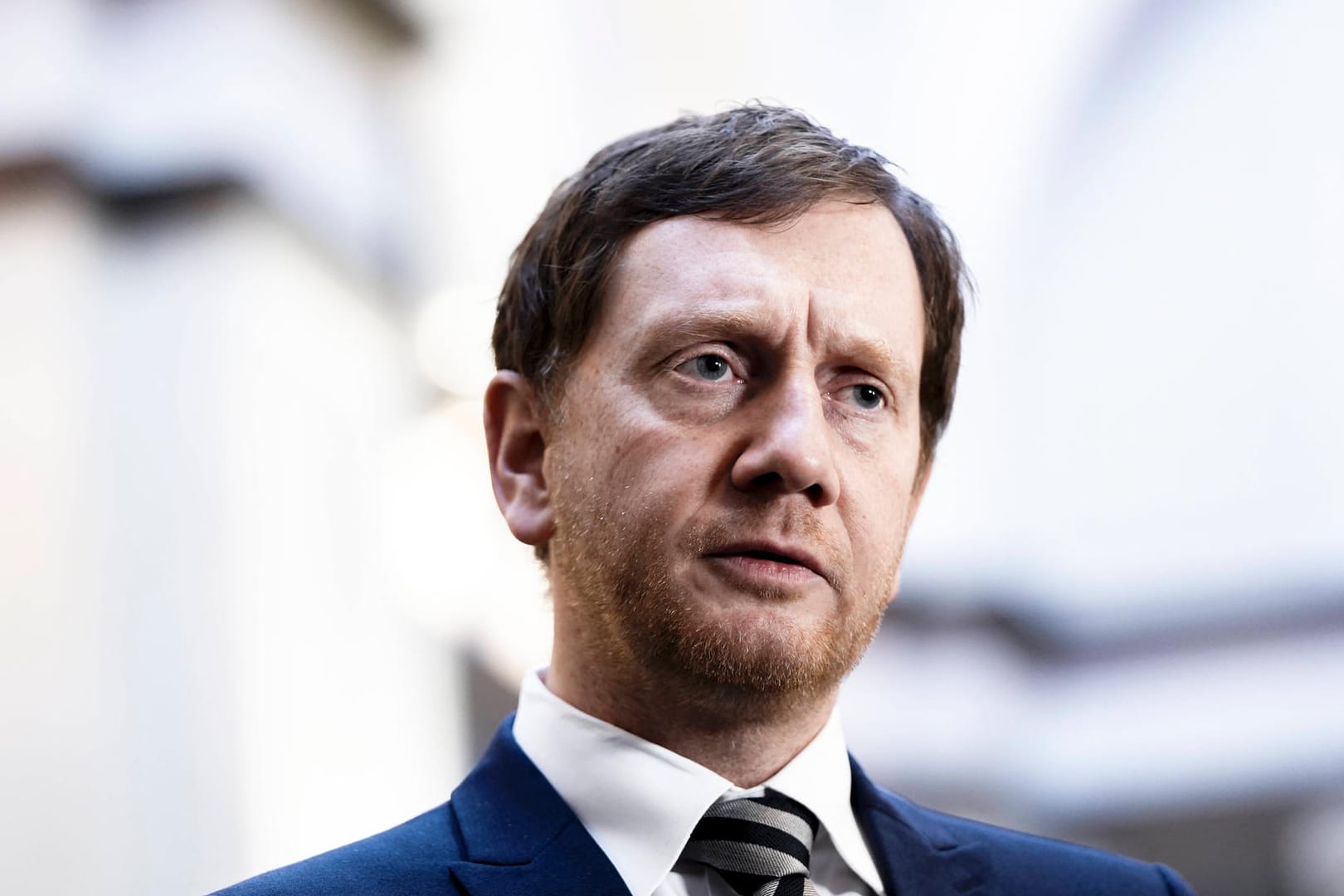 Sachsens Ministerpräsident Michael Kretschmer bei einem Interview (Archivbild). Der Politiker warnt vor Reiseverkehr in den Osterferien.