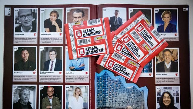Das neue Panini-Sammelalbum "#Team Hamburg" und drei Tütchen mit Sammelstickern liegen auf einem Tisch: Rund 200 Promis haben sich dafür ablichten lassen. Das neue Panini-Sammelalbum "#Team Hamburg" und drei Tütchen mit Sammelstickern liegen auf einem Tisch: Rund 200 Promis haben sich dafür ablichten lassen.