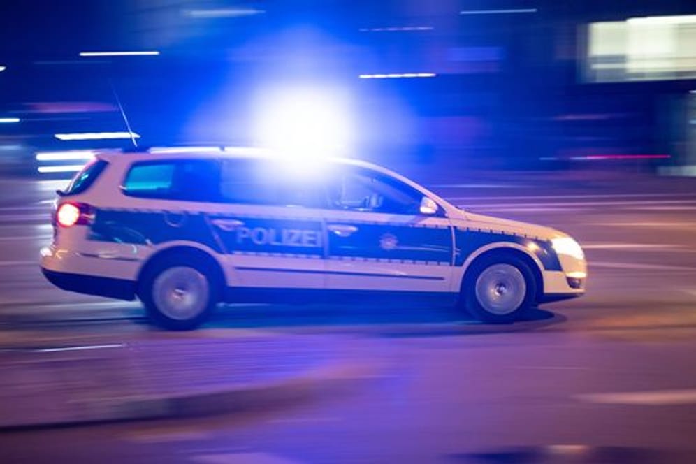 Ein Streifenwagen fährt durch die Innenstadt (Symbolbild): In Hamburg gab es einen Unfall mit einem Mercedes und einem Streifenwagen.