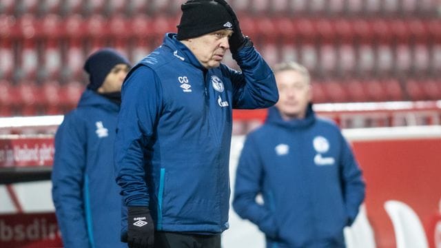 Trainer Christian Gross vom FC Schalke 04 fasst sich an den Kopf.