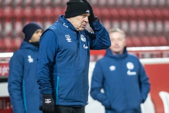 Trainer Christian Gross vom FC Schalke 04 fasst sich an den Kopf.