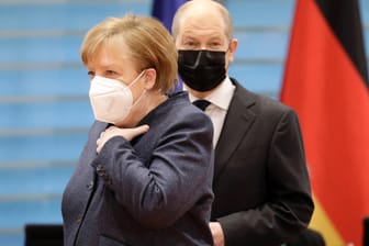 Bundeskanzlerin Angela Merkel (CDU) und Finanzminister Olaf Scholz (SPD): In einer Umfrage nähern sich die Parteien der beiden wieder an.