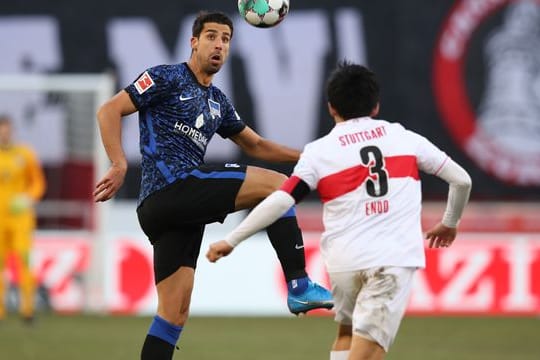 Sami Khedira (l) kam mit der Hertha in Stuttgart nicht über ein 1:1 hinaus.