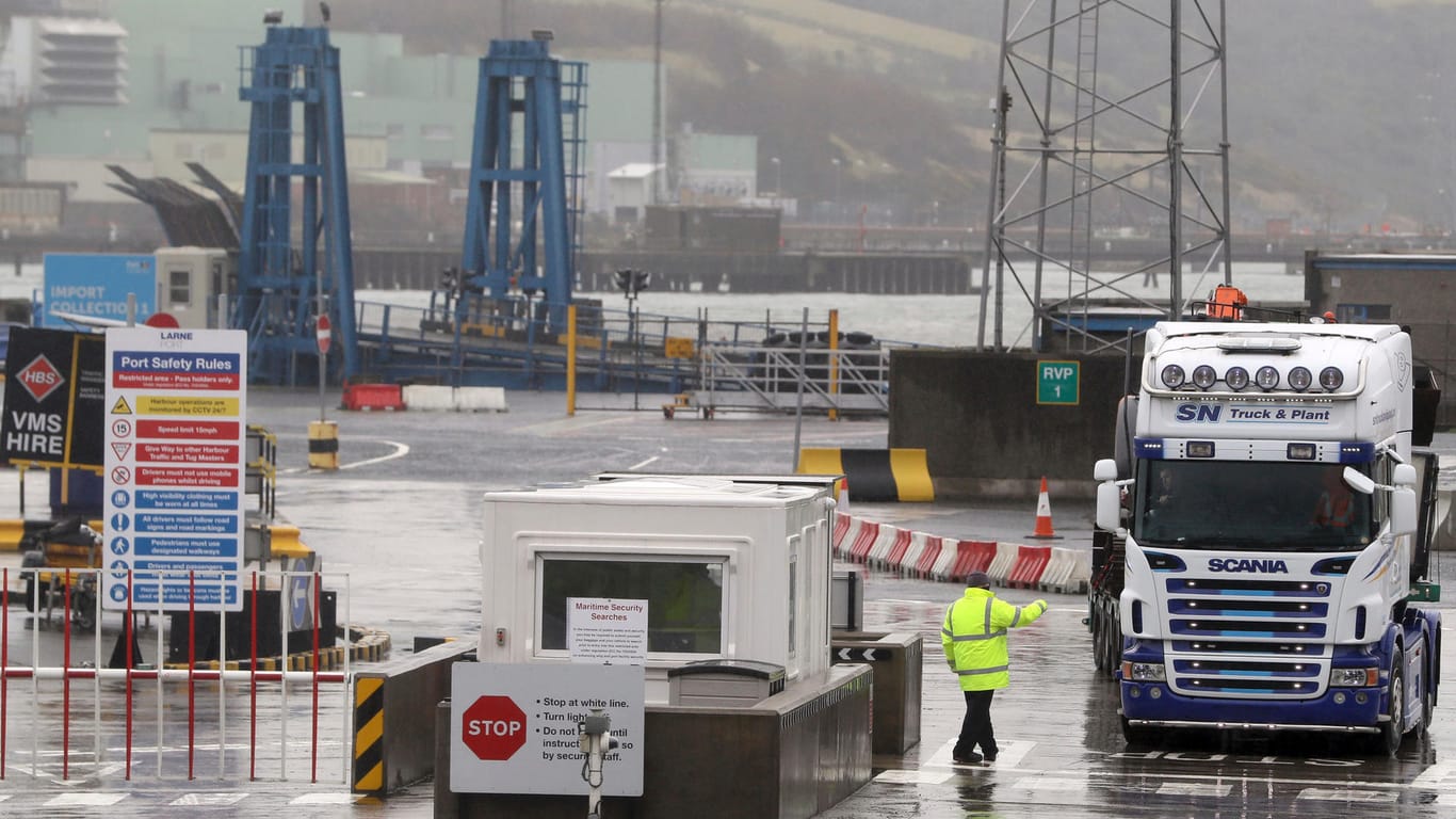 Ein Lkw verlässt den Hafen von Larne, Nordirland: Der Ort soll über eine 40 Kilometer lange Unterwasserröhre mit dem schottischen Stranraer verbunden werden.