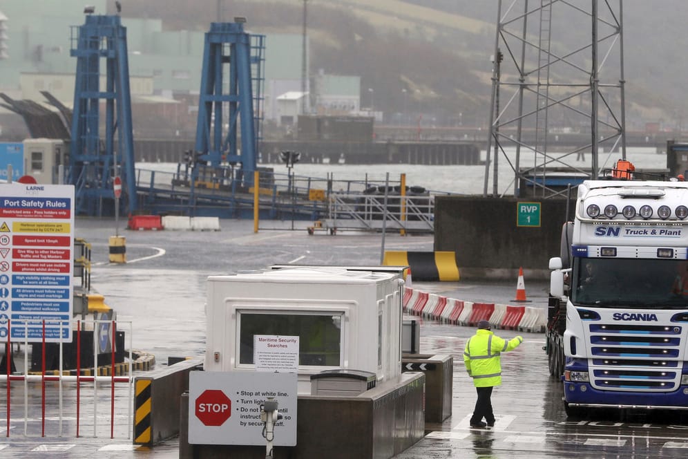 Ein Lkw verlässt den Hafen von Larne, Nordirland: Der Ort soll über eine 40 Kilometer lange Unterwasserröhre mit dem schottischen Stranraer verbunden werden.
