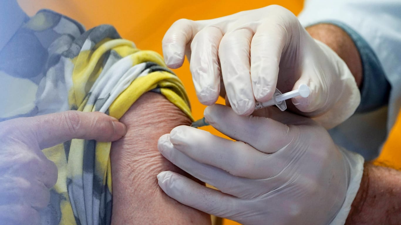 Bewohner eines Kölner Pflegeheims werden geimpft (Symbolbild): Wegen Impfstoffmangels konnten Bewohner eines Pflegeheims nicht mehr rechtzeitig geimpft werden.