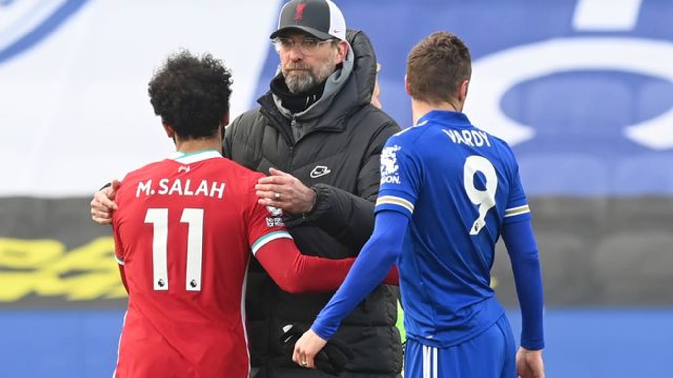 Liverpools Trainer Jürgen Klopp (M) umarmt Mohamed Salah (l) nach der Niederlage bei Leicester City.