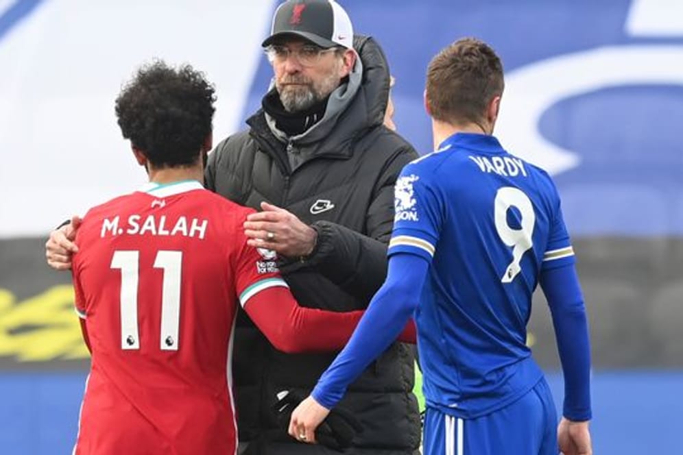 Liverpools Trainer Jürgen Klopp (M) umarmt Mohamed Salah (l) nach der Niederlage bei Leicester City.