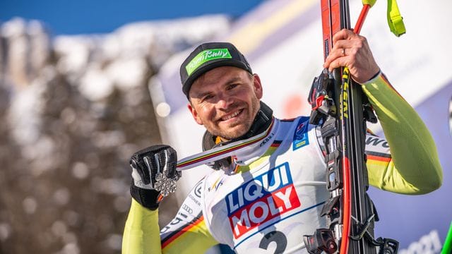 Abfahrts-Ass Andreas Sander präsentiert seine WM-Silbermedaille. Abfahrts-Ass Andreas Sander präsentiert seine WM-Silbermedaille.