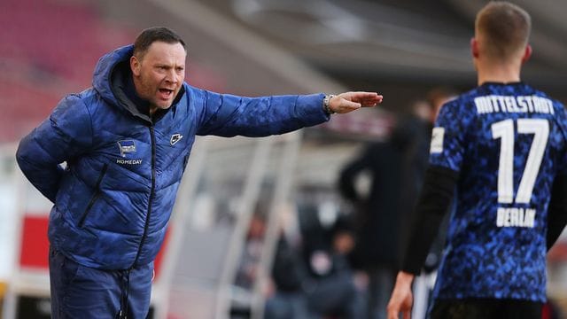 Hertha-Trainer Pal Dardai gibt Maximilian Mittelstädt Anweisungen.