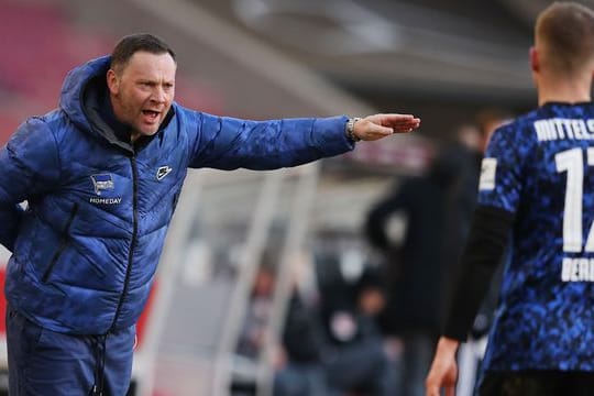 Hertha-Trainer Pal Dardai gibt Maximilian Mittelstädt Anweisungen.
