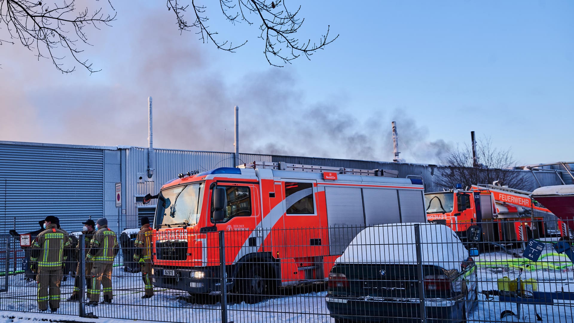 Feuerwehrmänner und Wägen stehen vor der Halle in Marienfelde: Nach dem Brand ist kontaminiertes Löschwasser in die Kanalisation geraten. Feuerwehrmänner und Wägen stehen vor der Halle in Marienfelde: Nach dem Brand ist kontaminiertes Löschwasser in die Kanalisation geraten.