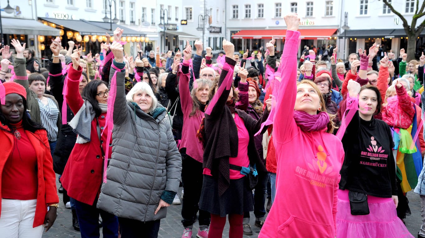 Die Tanzdemo "One Billion Rising" 2020 in Saarbrücken: Damals hatte Corona den Protest in den Städten noch nicht unmöglich gemacht.
