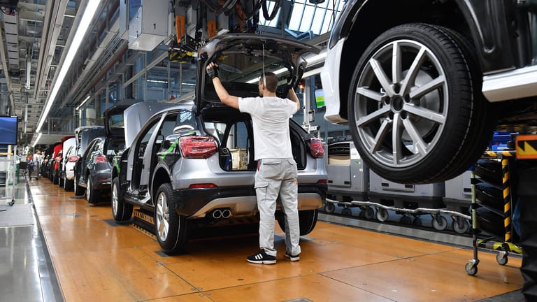Das Audi-Werk in Ingolstadt (Archivbild): Kommen Teile nicht rechtzeitig an, muss die Produktion ruhen.