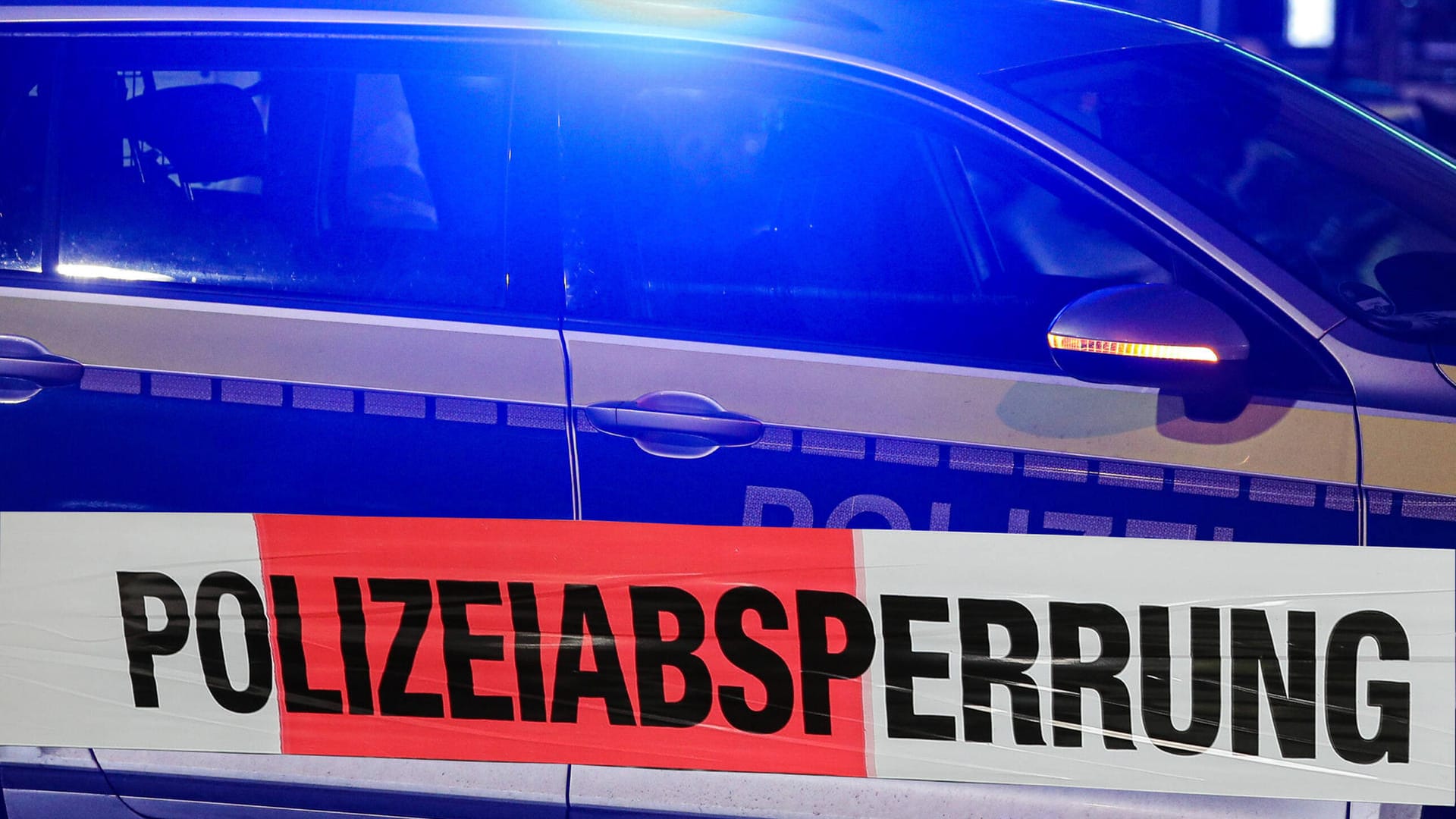 Polizeiwagen hinter Absperrband: In Kaiserslautern gerieten am Sonntagmorgen etwa 20 Leute in Streit. (Symbolfoto)