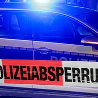 Polizeiwagen hinter Absperrband: In Kaiserslautern gerieten am Sonntagmorgen etwa 20 Leute in Streit. (Symbolfoto)