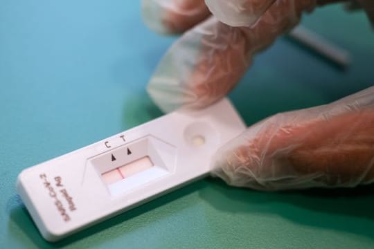 Schnelltests für alle: Sie könnten den Alltag in der Corona-Pandemie normalisieren. (Symbolbild)