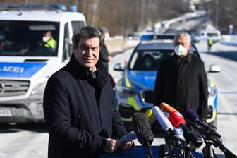 Bayerns Ministerpräsident Söder und Innenminister Hermann (beide CSU) am Grenzübergang zu Tschechien in Schirnding: Für Pendler soll es Ausnahmen geben.