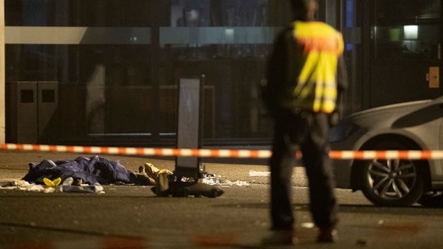 Eine zugedeckte Leiche liegt am Tempodrom in Berlin (Archivbild): Die Polizei sucht nun mit einem Phantombild nach dem mutmaßlichen Schützen.