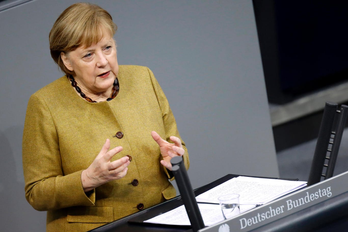 Angela Merkel im Bundestag: Sie macht einen ihrer Fehler einfach noch einmal.