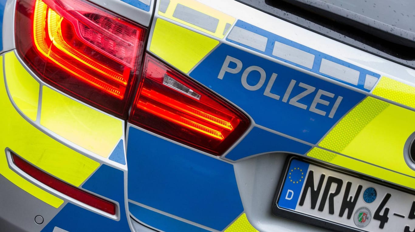 Streifenwagen der Autobahnpolizei im Einsatz (Symbolbild): Eine betrunkene Kölnerin raste mit ihrem Polo und zeigte sich uneinsichtig.