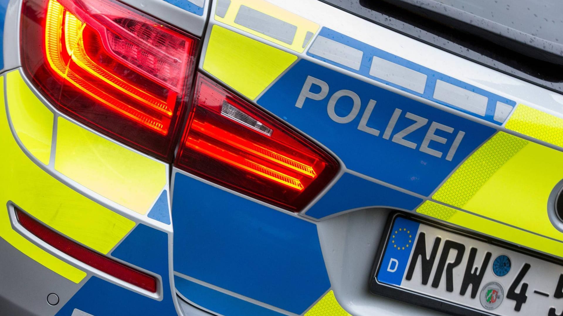Streifenwagen der Autobahnpolizei im Einsatz (Symbolbild): Eine betrunkene Kölnerin raste mit ihrem Polo und zeigte sich uneinsichtig. Streifenwagen der Autobahnpolizei im Einsatz (Symbolbild): Eine betrunkene Kölnerin raste mit ihrem Polo und zeigte sich uneinsichtig.