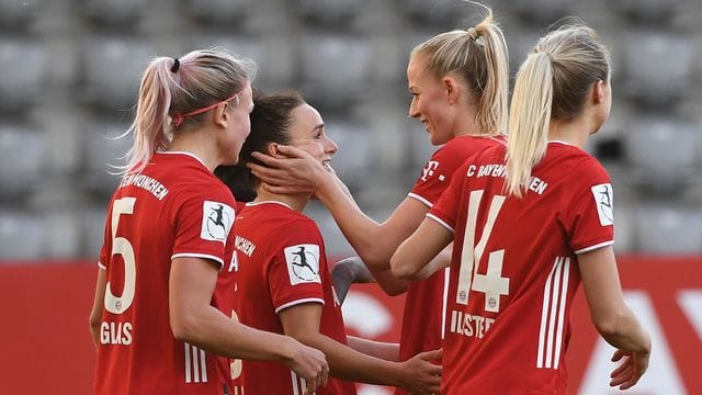 Die Spielerinnen des FC Bayern München feierten den 14. Die Spielerinnen des FC Bayern München feierten den 14.