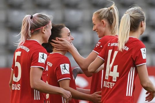 Die Spielerinnen des FC Bayern München feierten den 14.