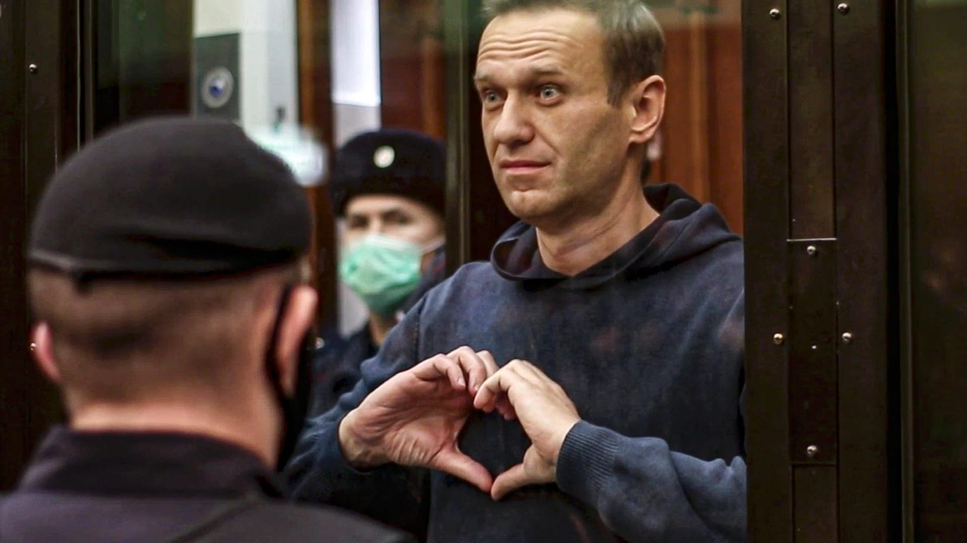 Der russische Oppositionelle Alexej Nawalny formt im Gerichtssaal mit seinen Händen ein Herz: "Damit du in der ersten Reihe lachst." Der russische Oppositionelle Alexej Nawalny formt im Gerichtssaal mit seinen Händen ein Herz: "Damit du in der ersten Reihe lachst."