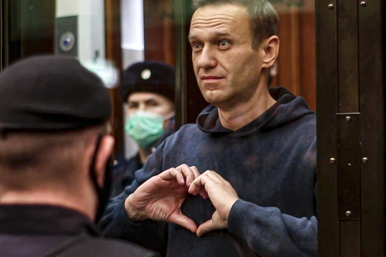 Der russische Oppositionelle Alexej Nawalny formt im Gerichtssaal mit seinen Händen ein Herz: "Damit du in der ersten Reihe lachst."