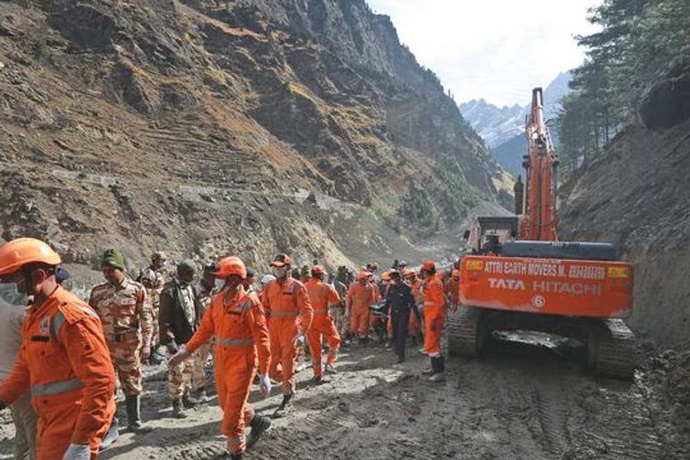 Mitarbeiter der National Disaster Response Force räumen Trümmer weg, nachdem ein Teil des Nanda Devi Gletschers abgebrochen und in einen Fluss gestürzt war.