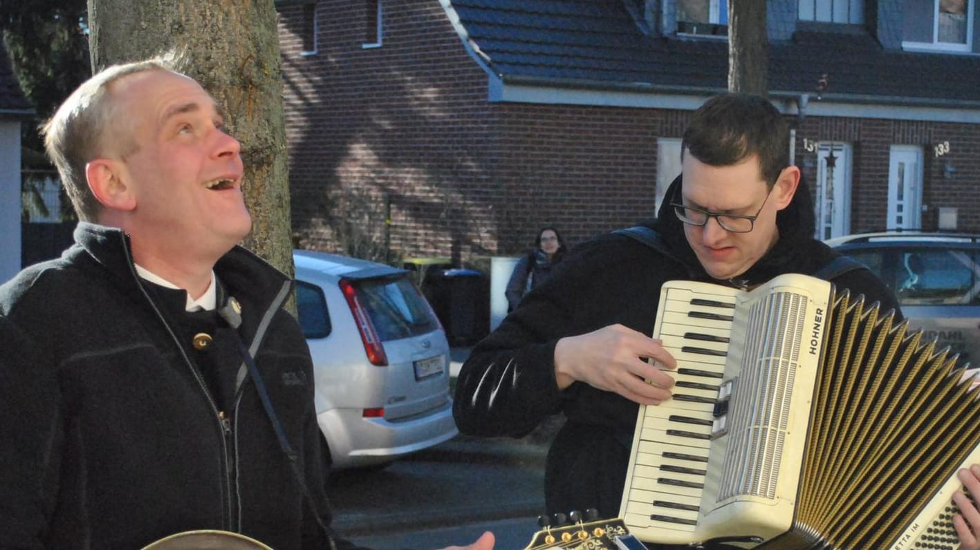 Die Musiker JP Weber und Michael Knipprath sorgten mit der richtigen Musik für karnevalistische Stimmung: Mit den Überraschungskonzerten können sie trotz Corona Karneval feiern.